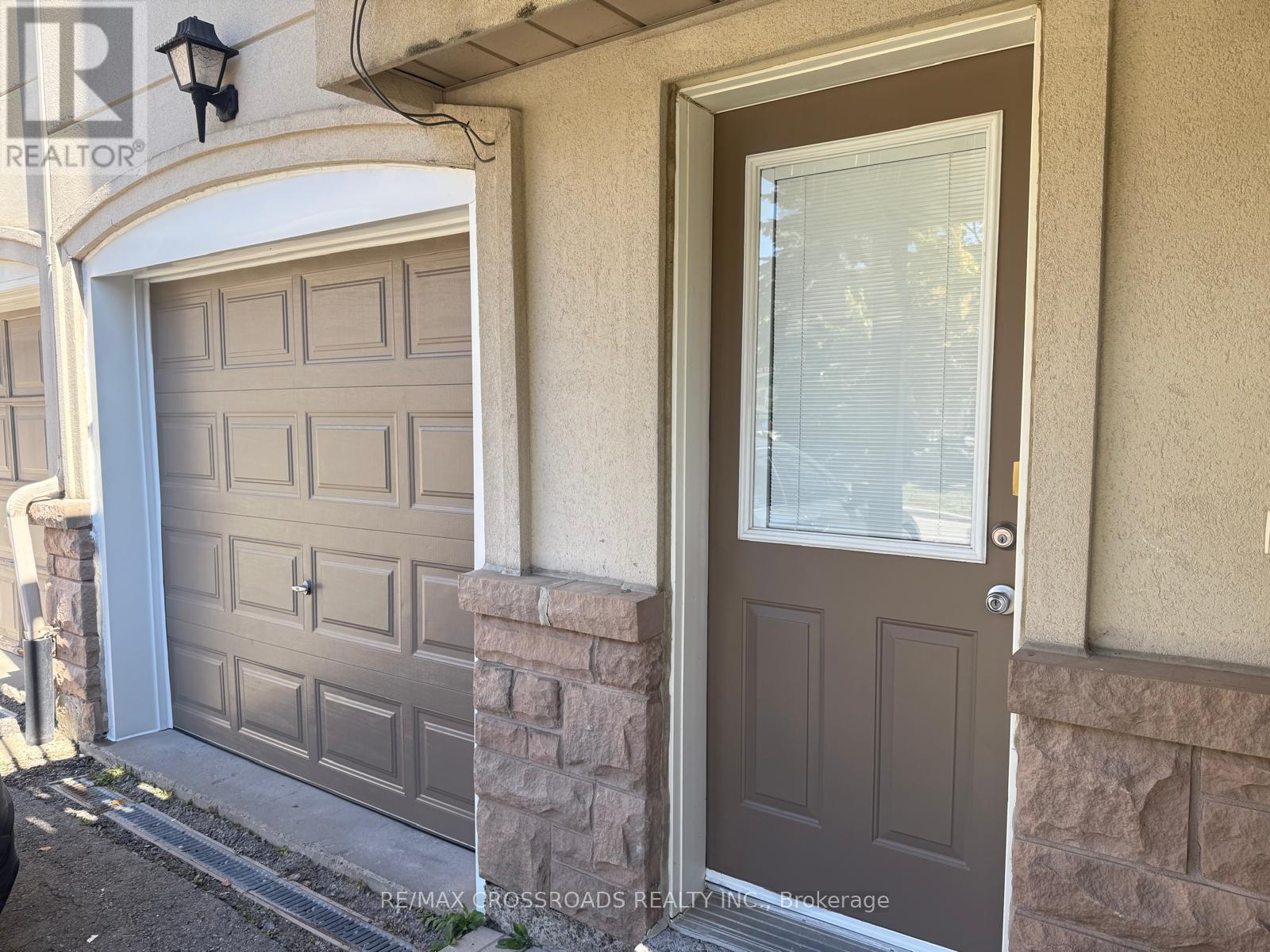 2 - 10 Post Oak Drive, Richmond Hill, Ontario  L4E 4H8 - Photo 3 - N12651296