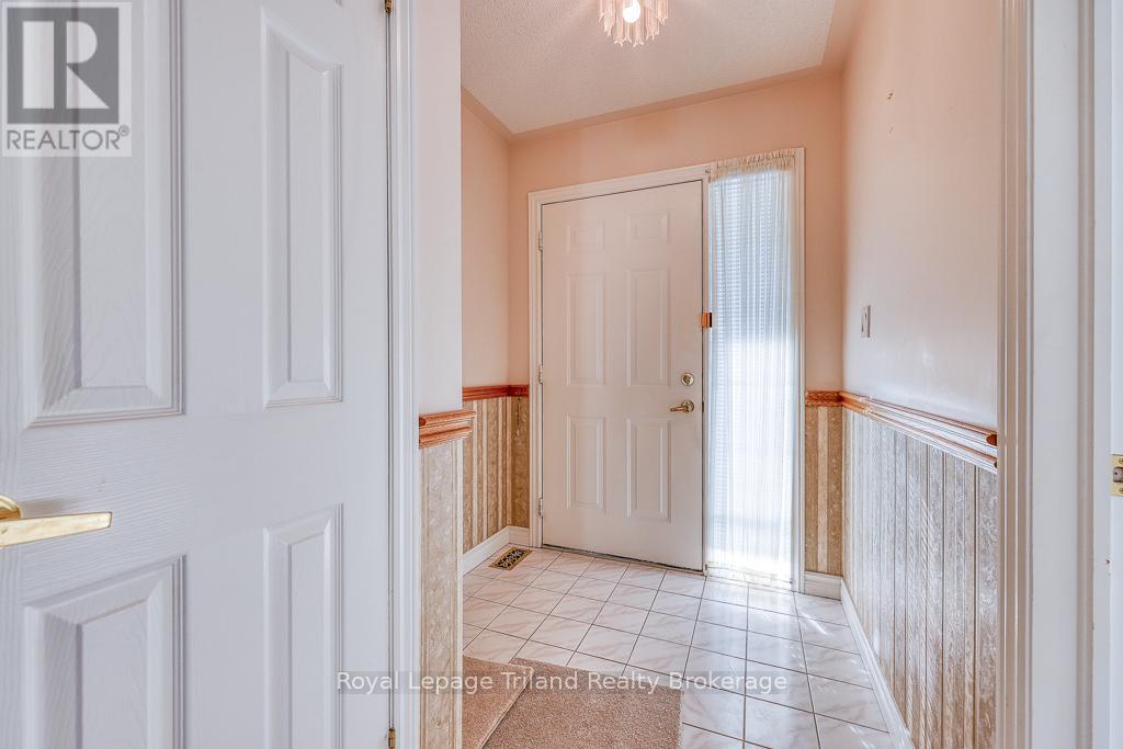 10 Armstrong Drive, Tillsonburg, Ontario  N4G 5T3 - Photo 3 - X12651322