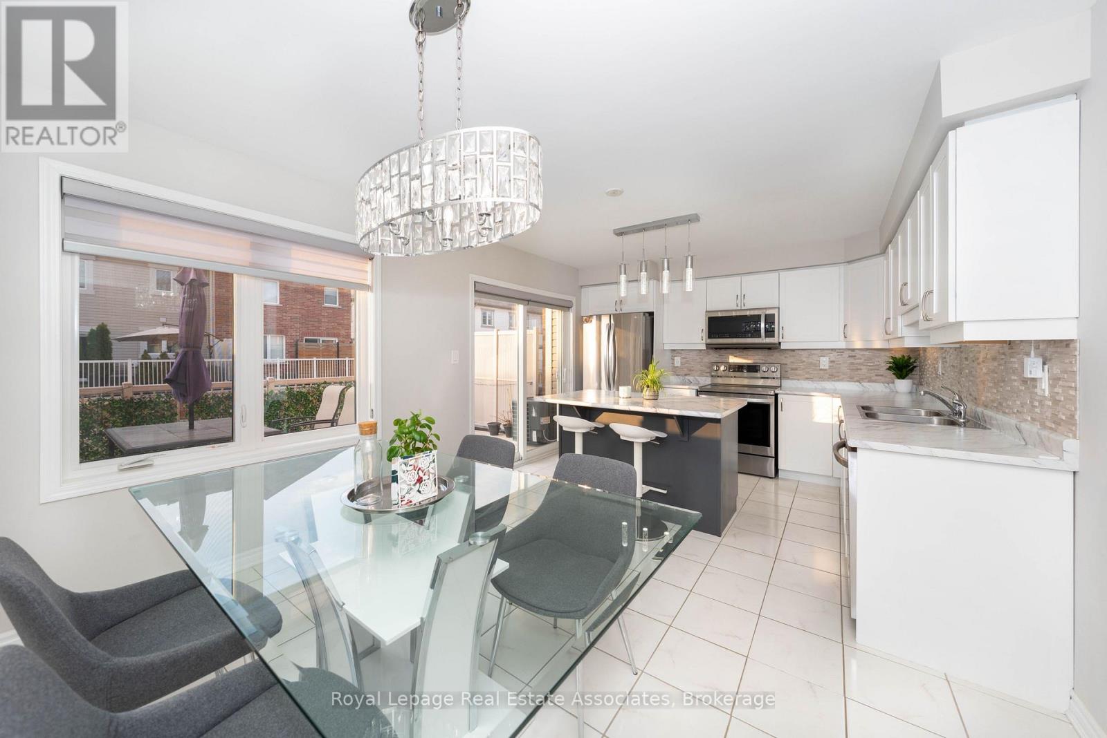 111 Gore Court, Milton, Ontario  L9E 1G3 - Photo 5 - W12651308