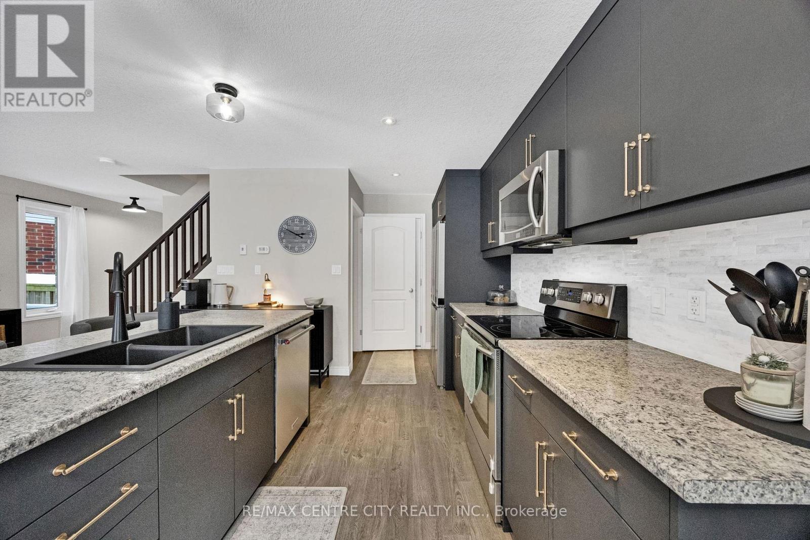 6929 Vallas Circle, London South, Ontario  N6P 0V4 - Photo 11 - X12651344