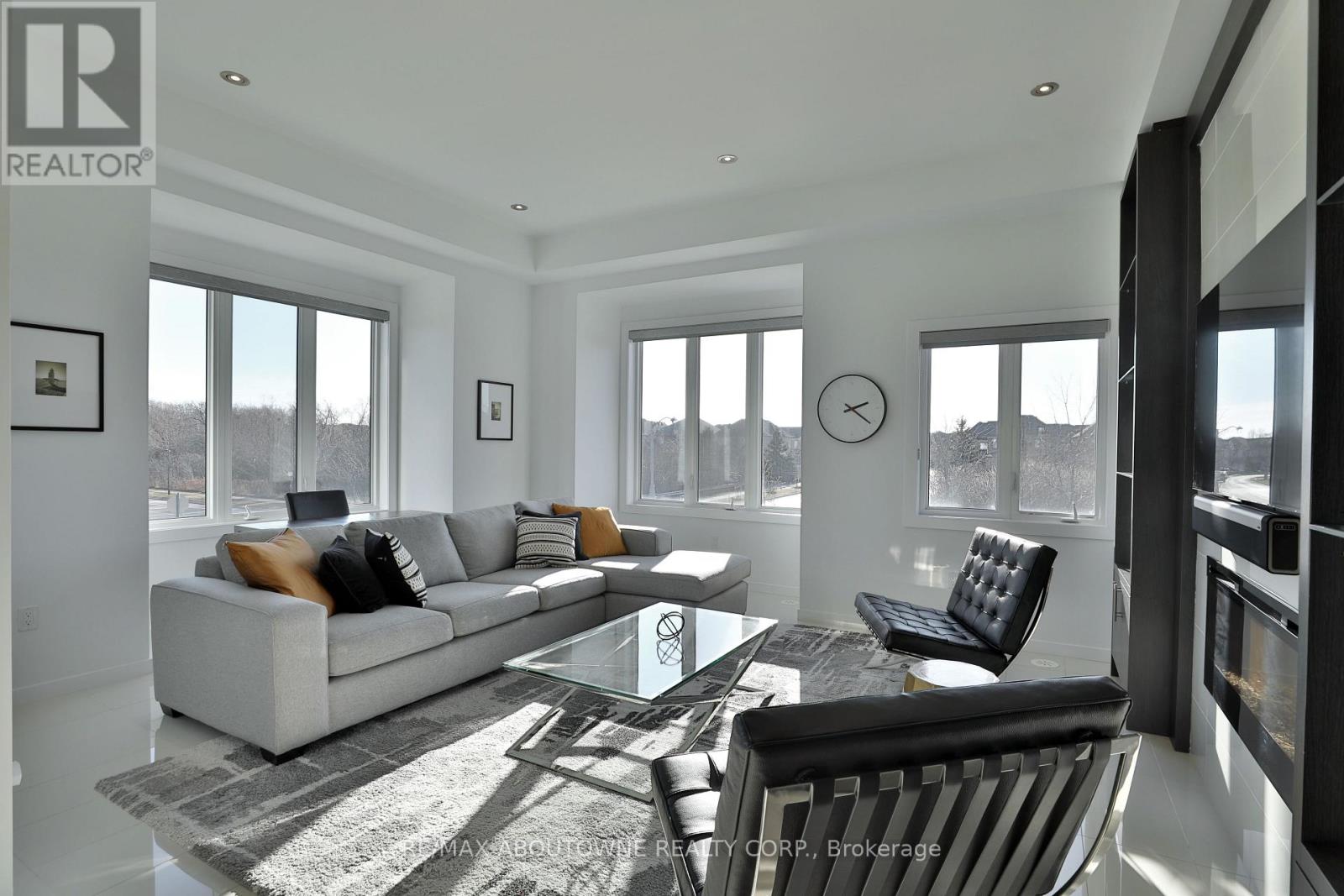 220 Vellwood Common, Oakville, Ontario  L6L 0E8 - Photo 4 - W12651396