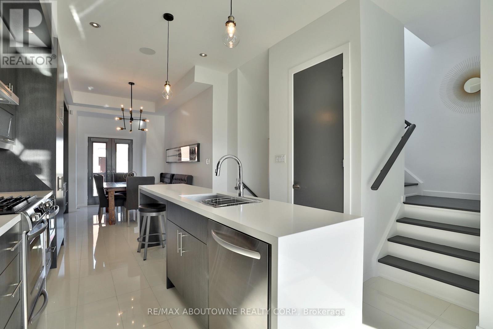 220 Vellwood Common, Oakville, Ontario  L6L 0E8 - Photo 9 - W12651396