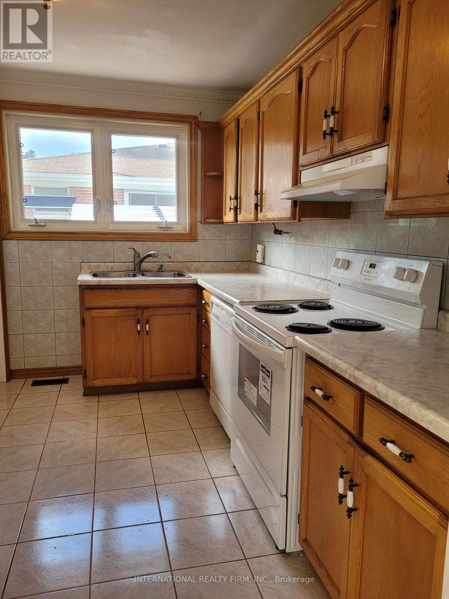 Main Floor - 229 Alsace Road, Richmond Hill, Ontario  L4C 2W9 - Photo 10 - N12651472