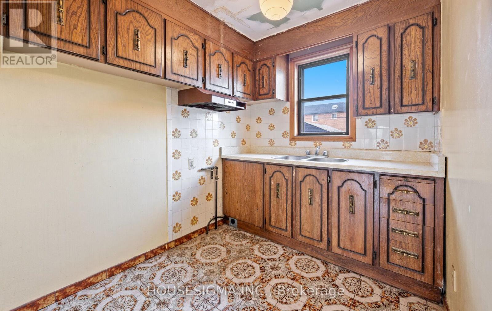 61 Primrose Avenue, Toronto, Ontario  M6H 3V2 - Photo 11 - W12651410