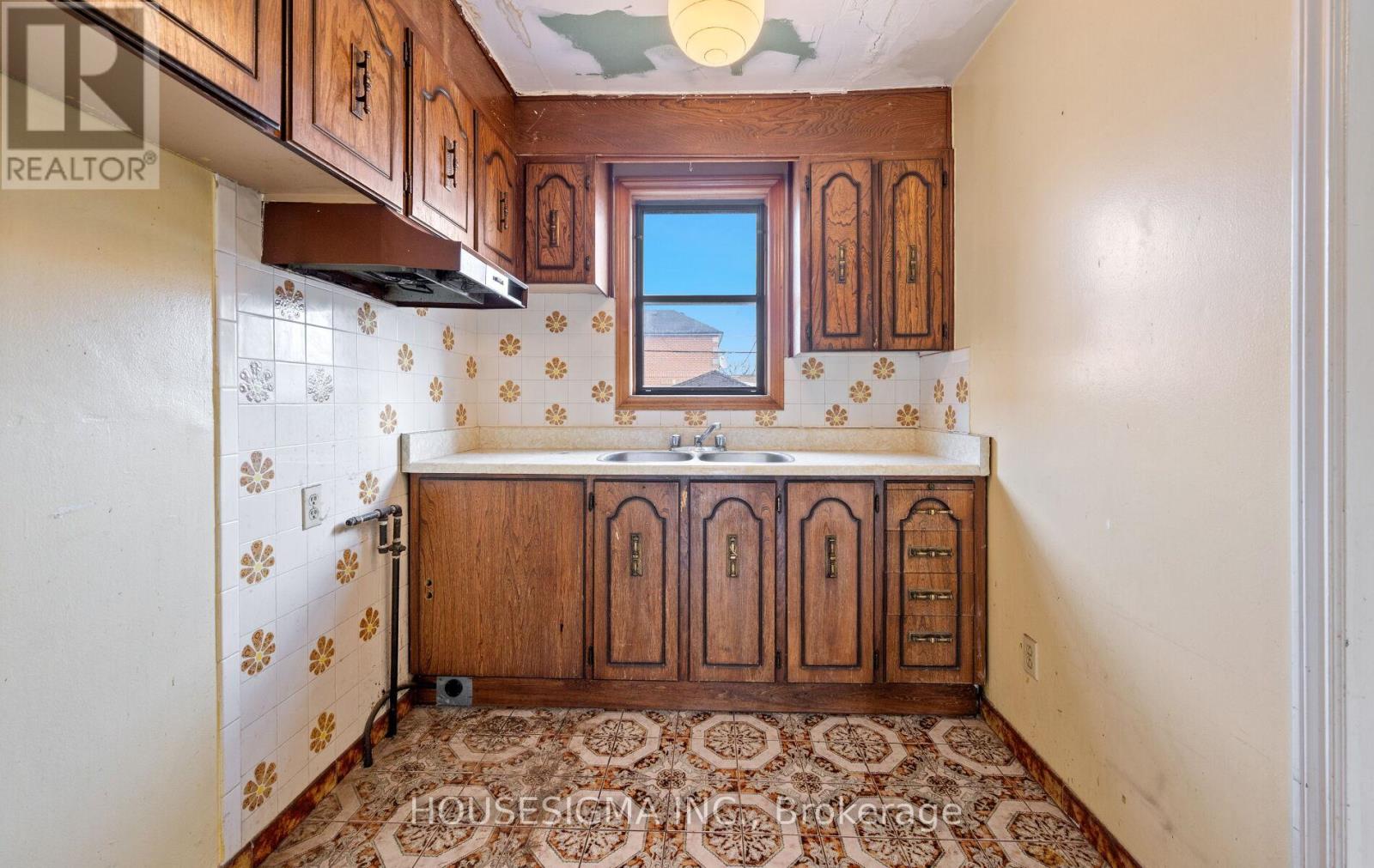 61 Primrose Avenue, Toronto, Ontario  M6H 3V2 - Photo 12 - W12651410