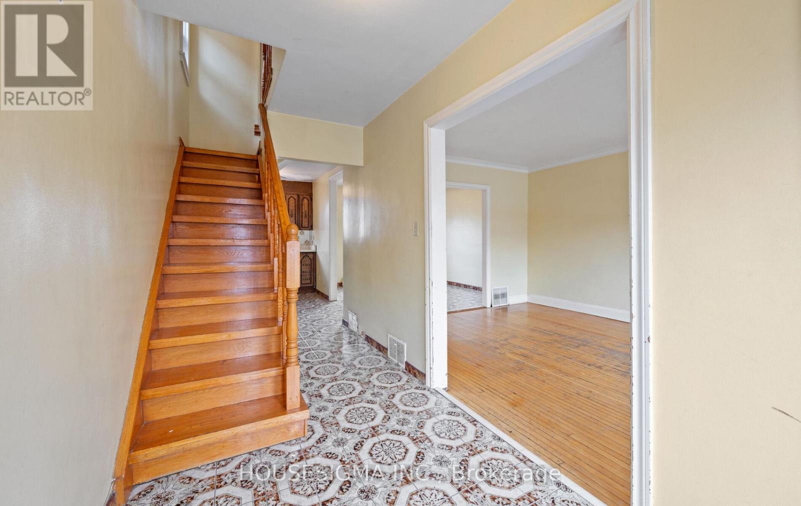 61 Primrose Avenue, Toronto, Ontario  M6H 3V2 - Photo 4 - W12651410