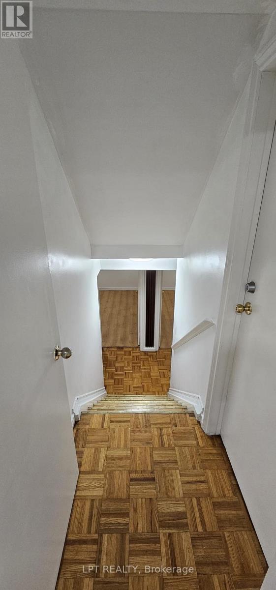 382 Pinemeadow Avenue, Mississauga, Ontario  L5B 2J9 - Photo 10 - W12651474