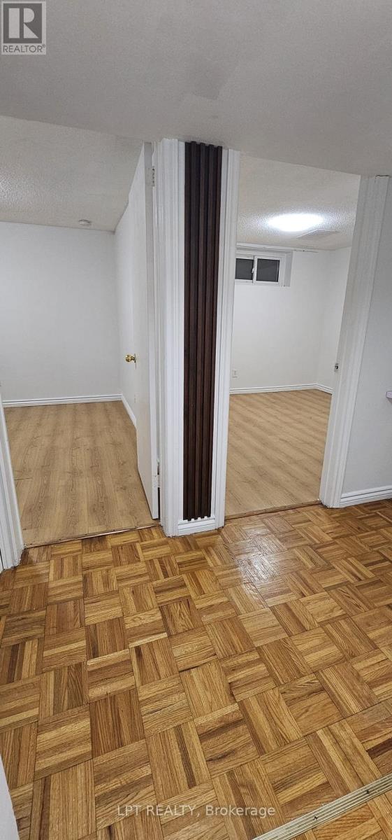 382 Pinemeadow Avenue, Mississauga, Ontario  L5B 2J9 - Photo 11 - W12651474