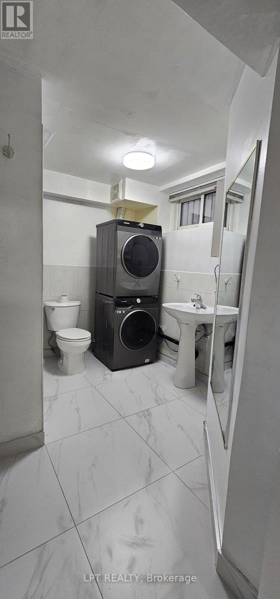 382 Pinemeadow Avenue, Mississauga, Ontario  L5B 2J9 - Photo 17 - W12651474