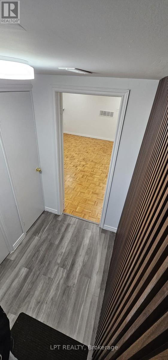 382 Pinemeadow Avenue, Mississauga, Ontario  L5B 2J9 - Photo 2 - W12651474