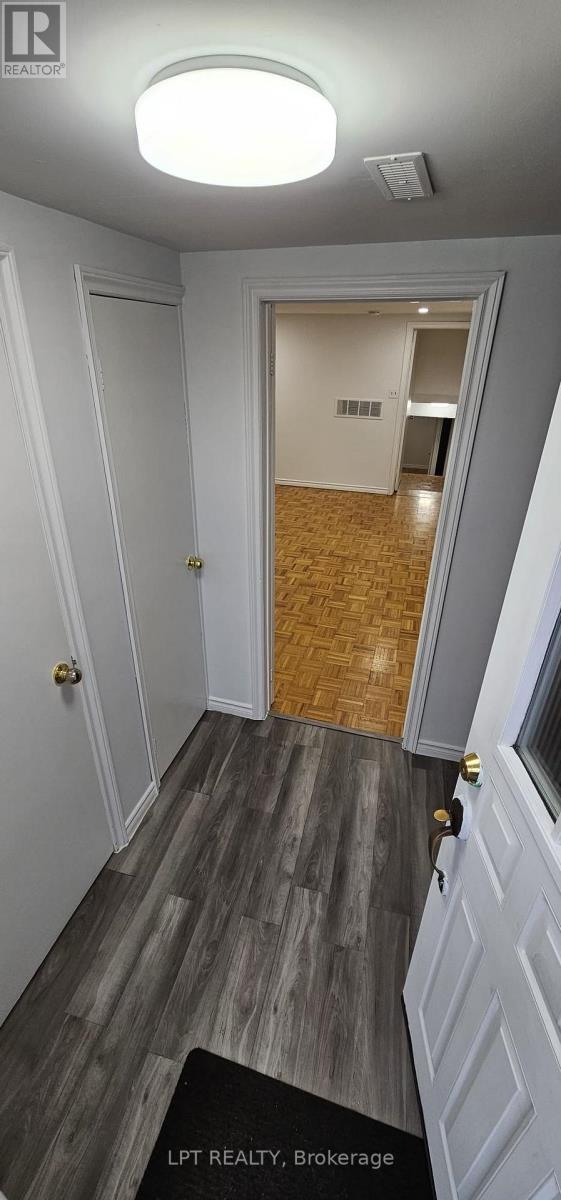 382 Pinemeadow Avenue, Mississauga, Ontario  L5B 2J9 - Photo 3 - W12651474