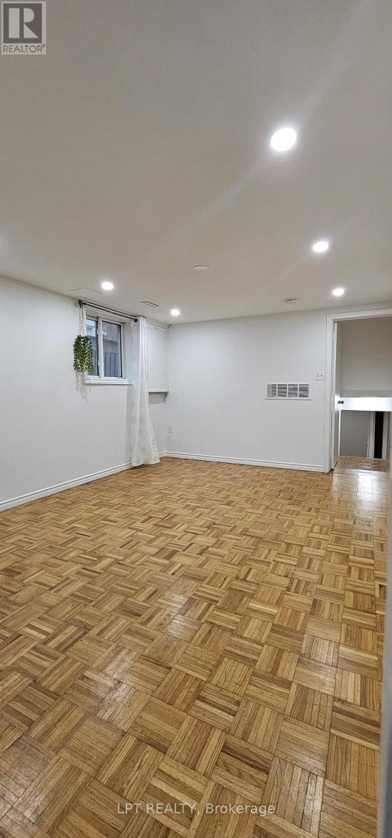 382 Pinemeadow Avenue, Mississauga, Ontario  L5B 2J9 - Photo 6 - W12651474