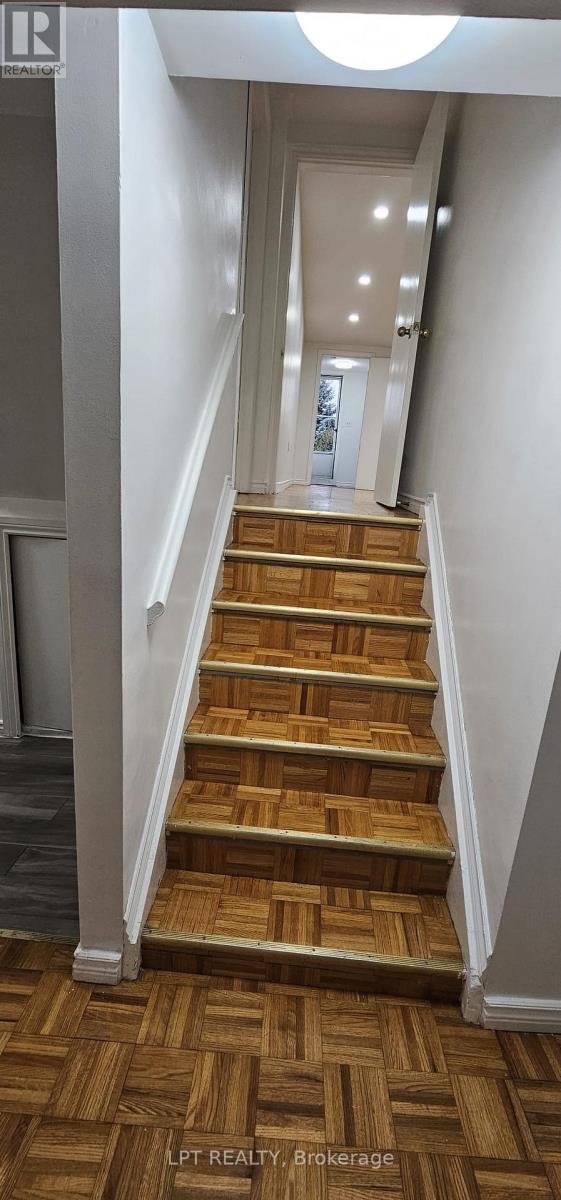 382 Pinemeadow Avenue, Mississauga, Ontario  L5B 2J9 - Photo 8 - W12651474