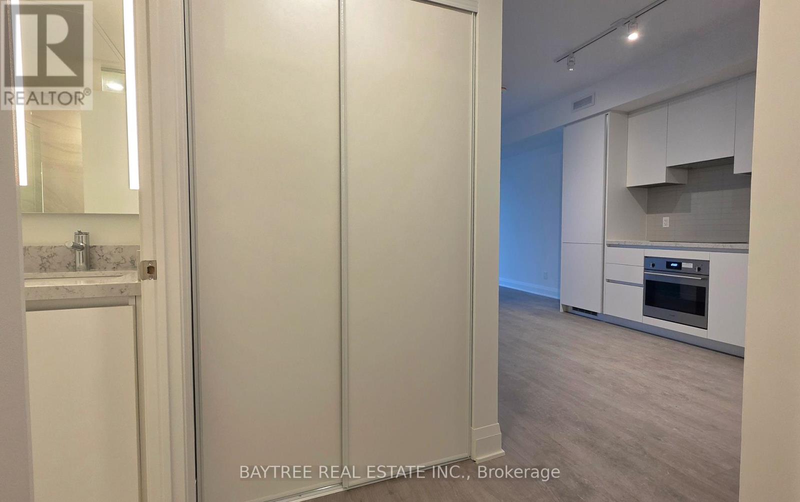 1205 - 2 Erskine Road, Mississauga, Ontario  L5B 0S1 - Photo 3 - W12651488