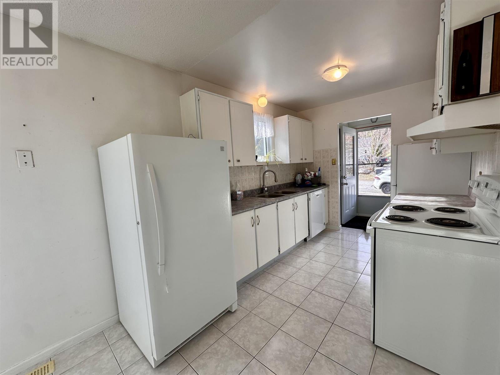 57 Hergott Ave, Elliot Lake, Ontario  P5A 3B1 - Photo 3 - SM252118