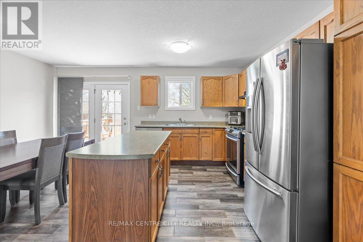 19 Dell Drive, Strathroy-Caradoc, Ontario  N7G 1C6 - Photo 8 - X12651554