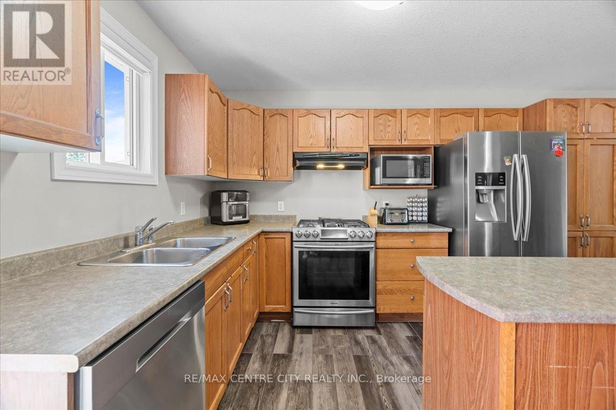 19 Dell Drive, Strathroy-Caradoc, Ontario  N7G 1C6 - Photo 9 - X12651554