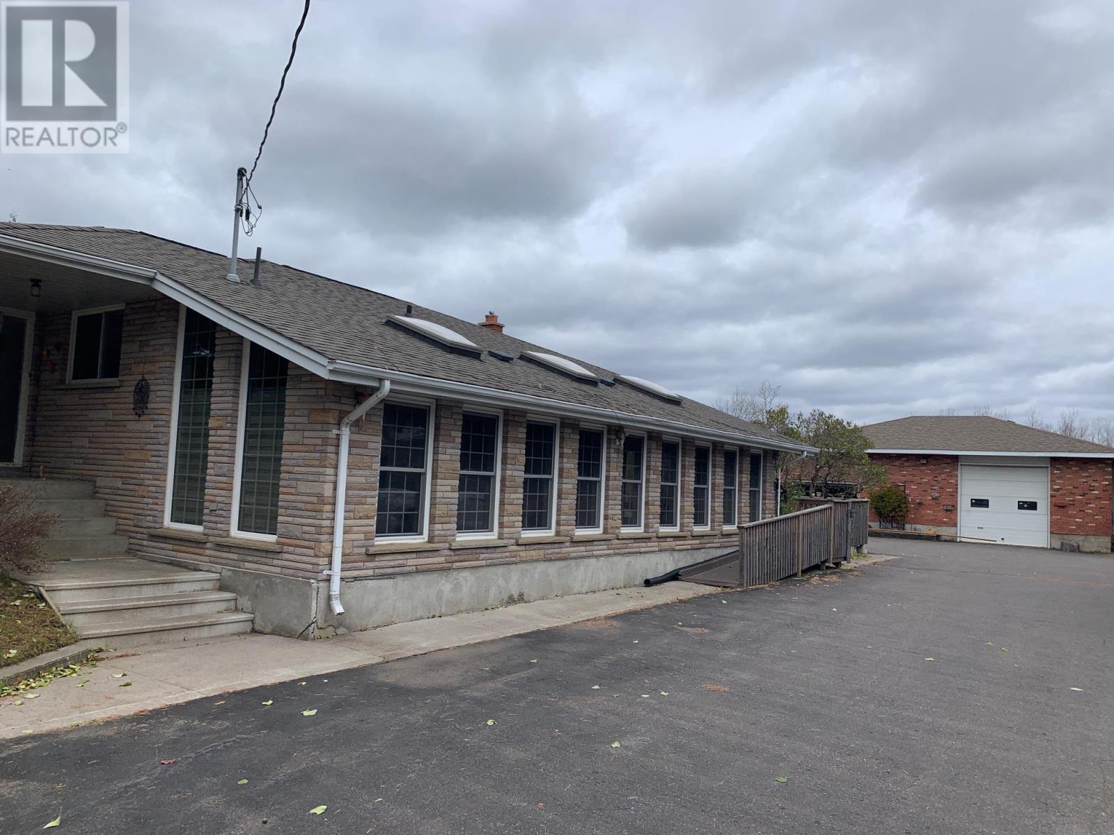 1325 Rosslyn Road, Thunder Bay, Ontario  P7E 6E1 - Photo 2 - TB253388