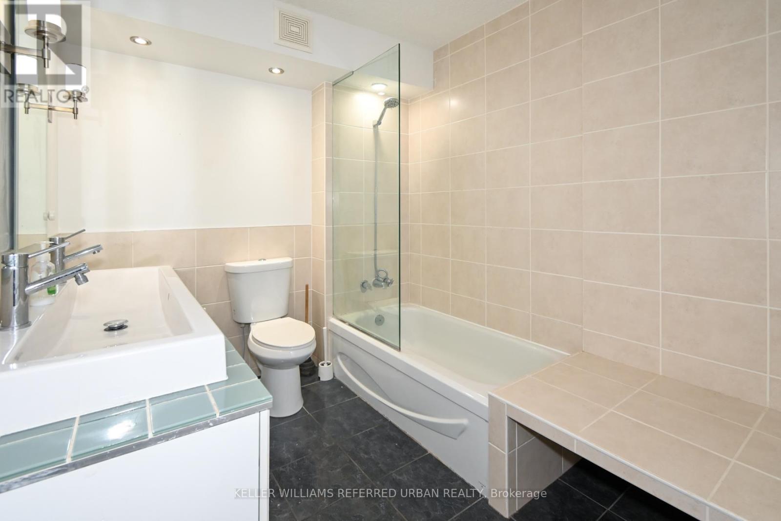 1922 - 25 The Esplanade, Toronto, Ontario  M5E 1W5 - Photo 3 - C12651592