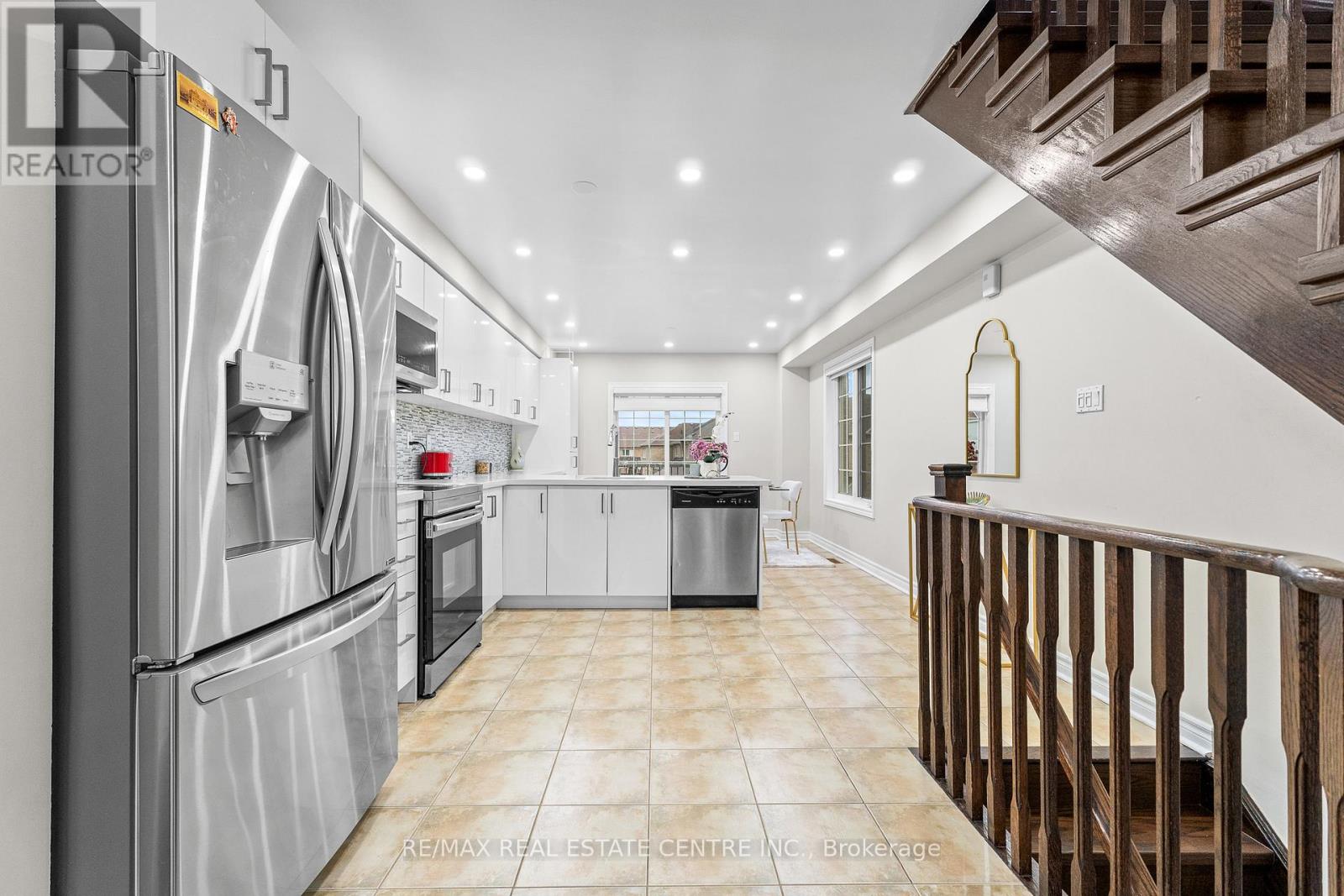 10 Shiraz Drive, Brampton (Sandringham-Wellington), Ontario  L6R 0W7 - Photo 17 - W12651572