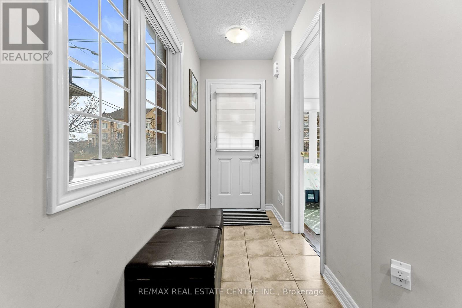 10 Shiraz Drive, Brampton (Sandringham-Wellington), Ontario  L6R 0W7 - Photo 6 - W12651572