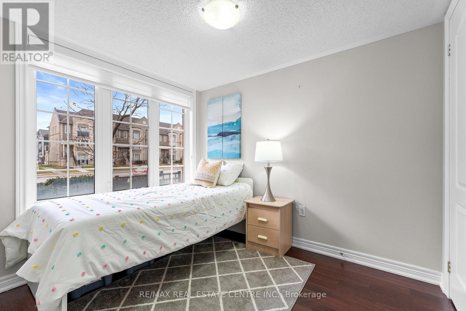 10 Shiraz Drive, Brampton (Sandringham-Wellington), Ontario  L6R 0W7 - Photo 8 - W12651572