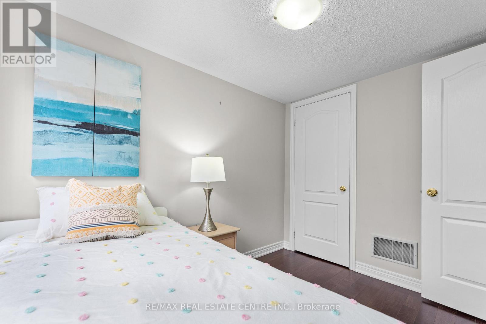 10 Shiraz Drive, Brampton (Sandringham-Wellington), Ontario  L6R 0W7 - Photo 9 - W12651572