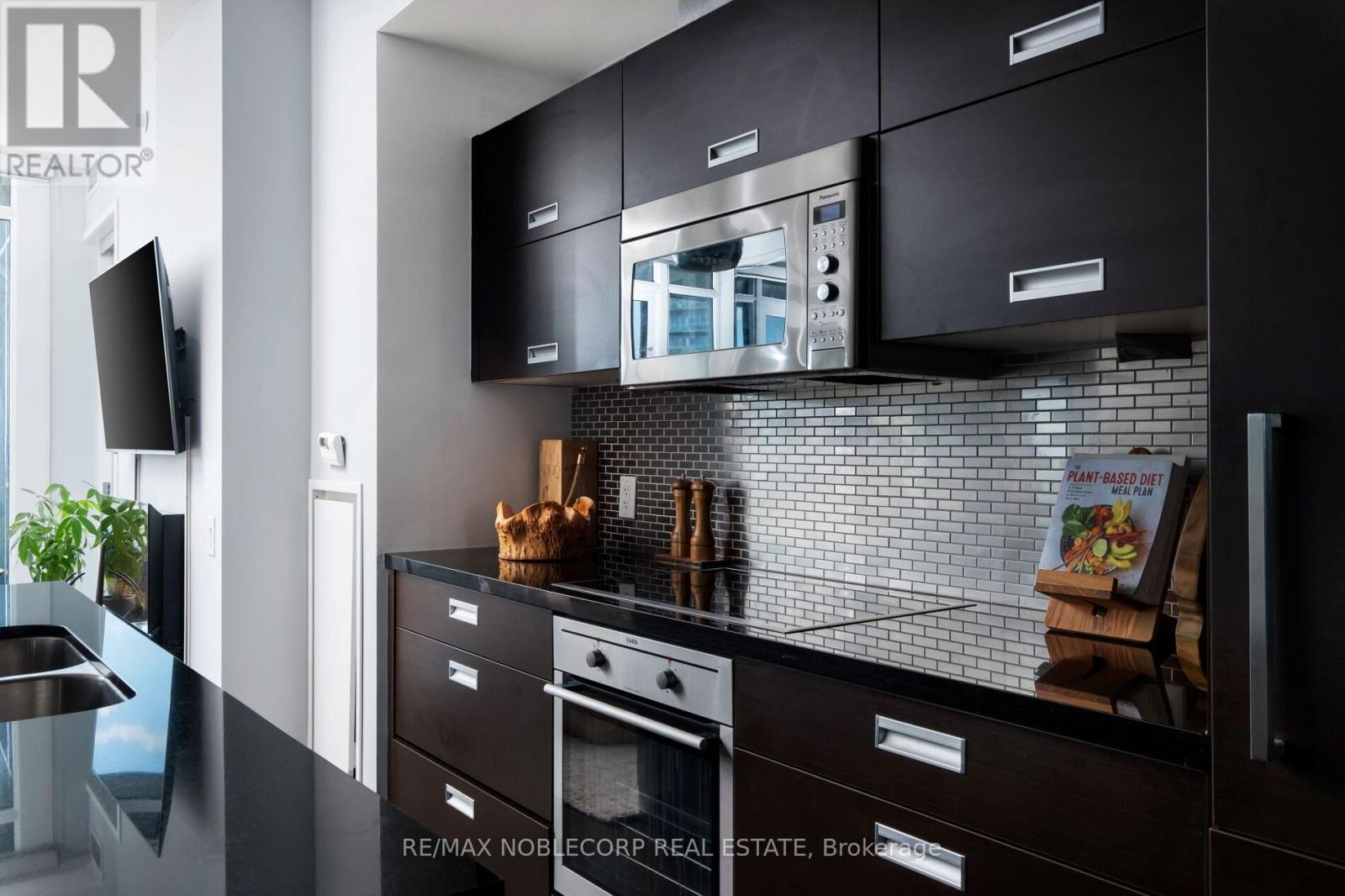 2212 - 88 Park Lawn Road, Toronto (Mimico), Ontario  M8Y 0B5 - Photo 8 - W12651602