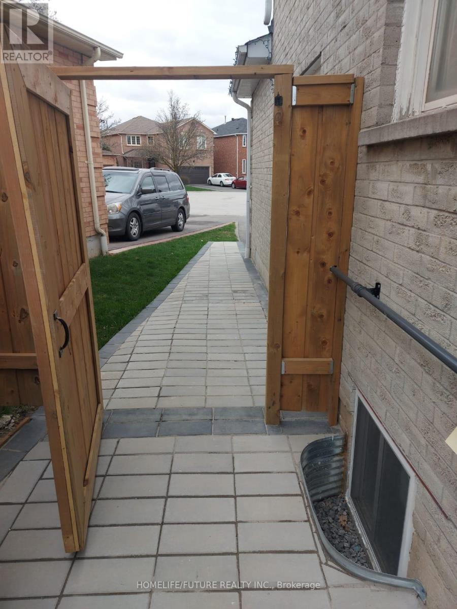 7319 Aldergrove Court, Mississauga (Meadowvale), Ontario  L5N 6P1 - Photo 3 - W12651632