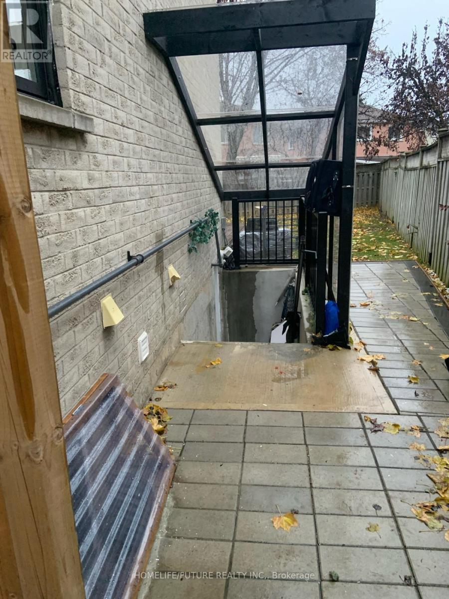 7319 Aldergrove Court, Mississauga (Meadowvale), Ontario  L5N 6P1 - Photo 4 - W12651632