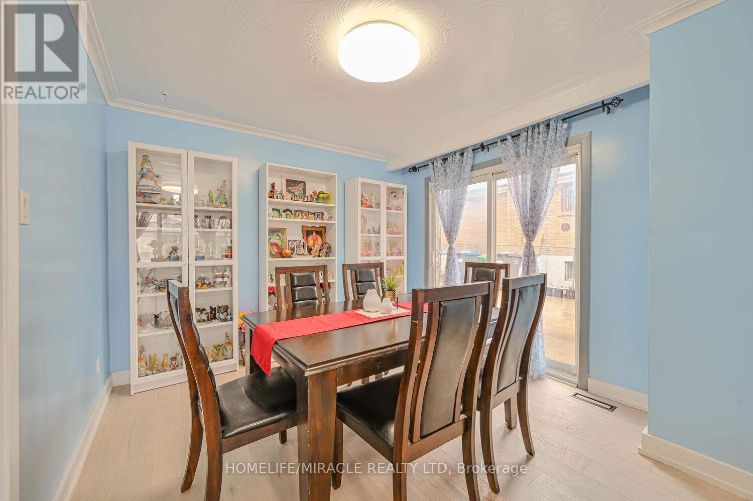 7517 Lully Court, Mississauga, Ontario  L4T 2P2 - Photo 10 - W12645024