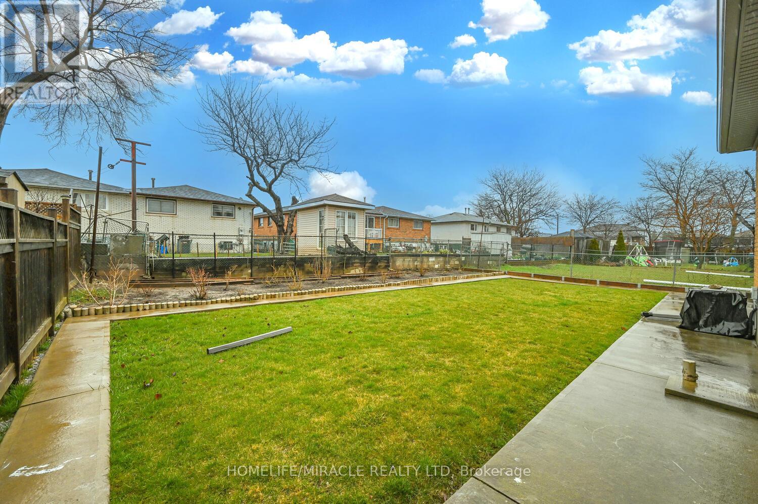 7517 Lully Court, Mississauga, Ontario  L4T 2P2 - Photo 43 - W12645024