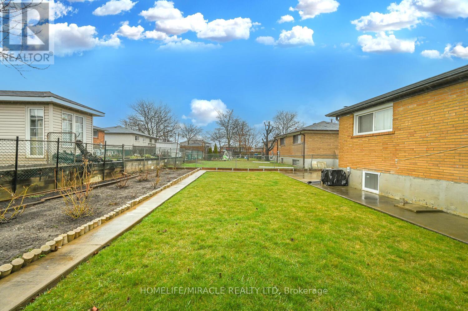 7517 Lully Court, Mississauga, Ontario  L4T 2P2 - Photo 44 - W12645024