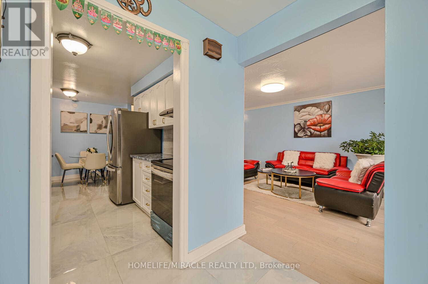 7517 Lully Court, Mississauga, Ontario  L4T 2P2 - Photo 6 - W12645024