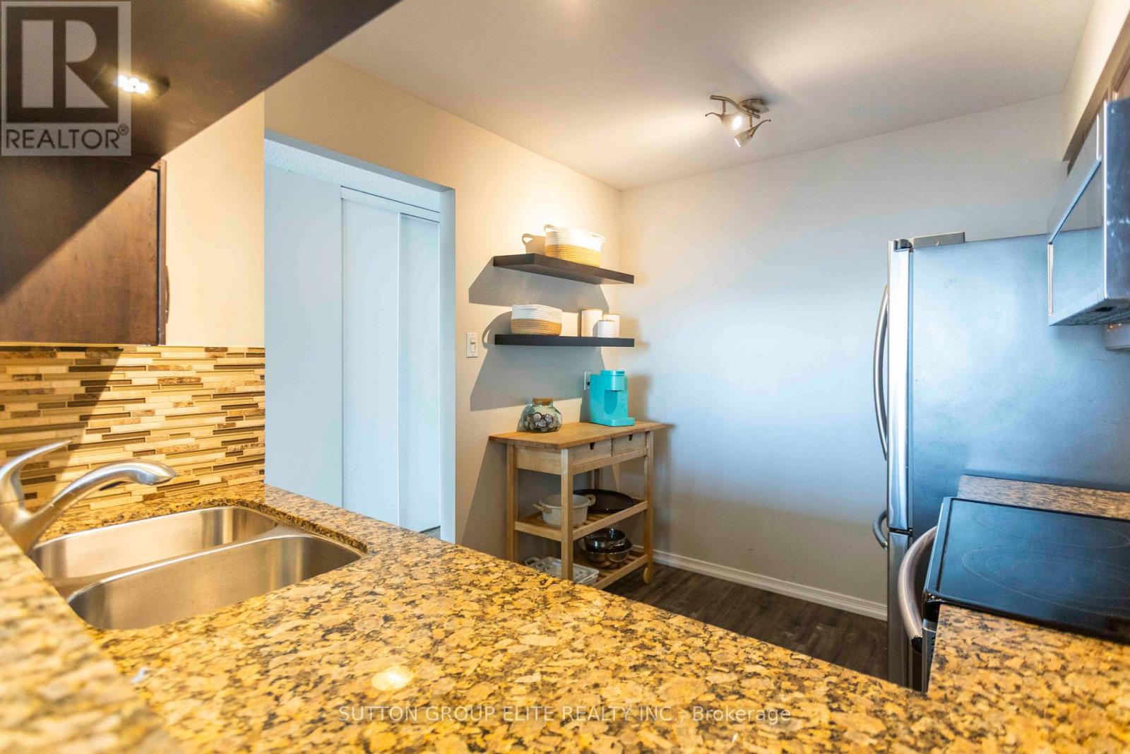 1206 - 330 Rathburn Road W, Mississauga, Ontario  L5B 3Y1 - Photo 9 - W12651678