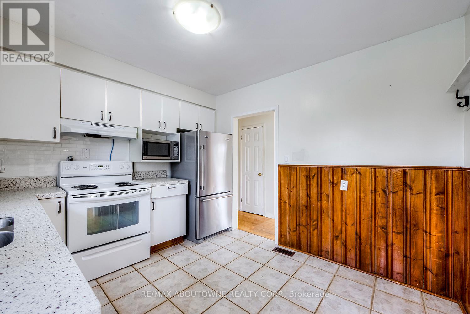 530 Lees Lane, Oakville, Ontario  L6L 4T4 - Photo 12 - W12456429