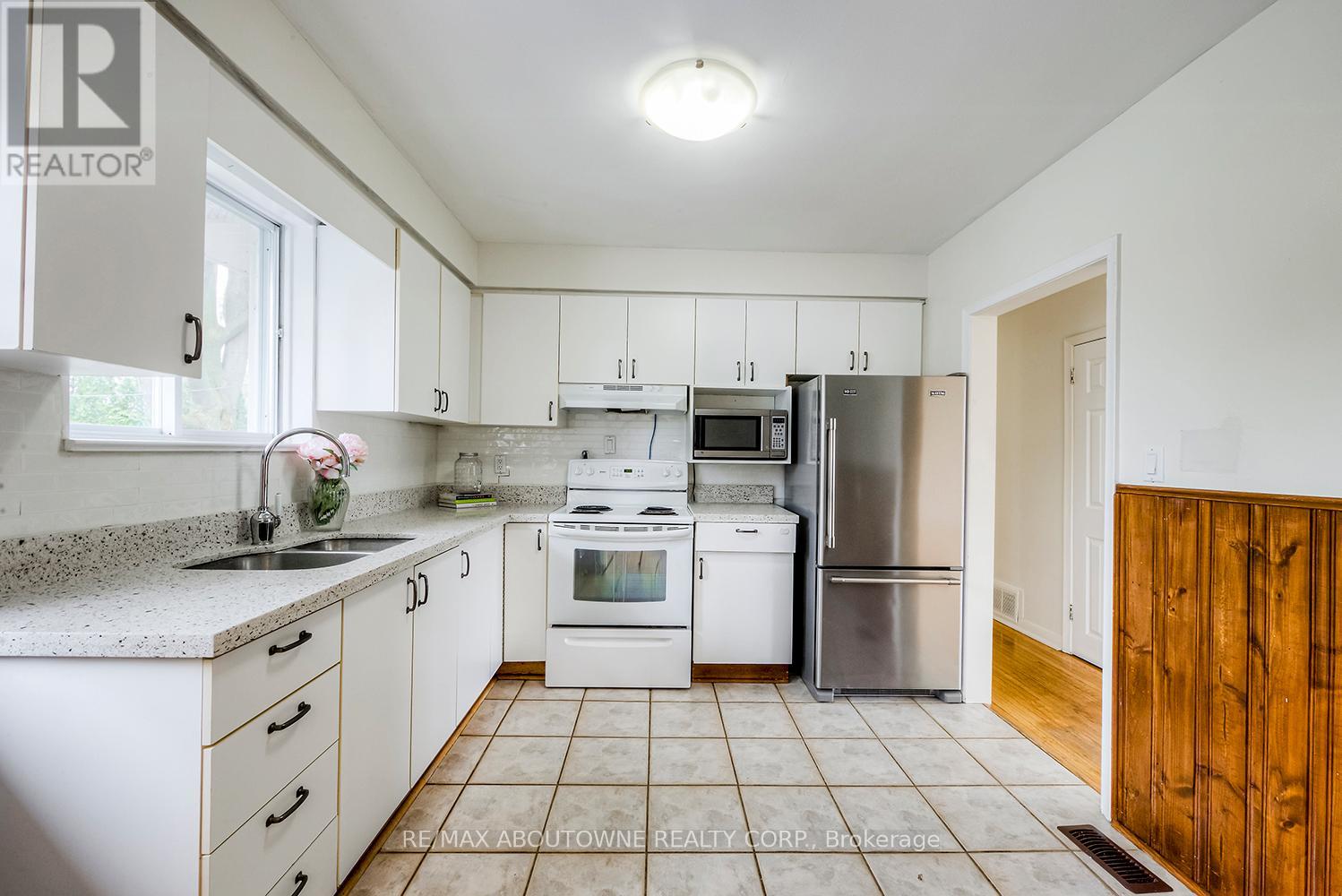 530 Lees Lane, Oakville, Ontario  L6L 4T4 - Photo 11 - W12456429