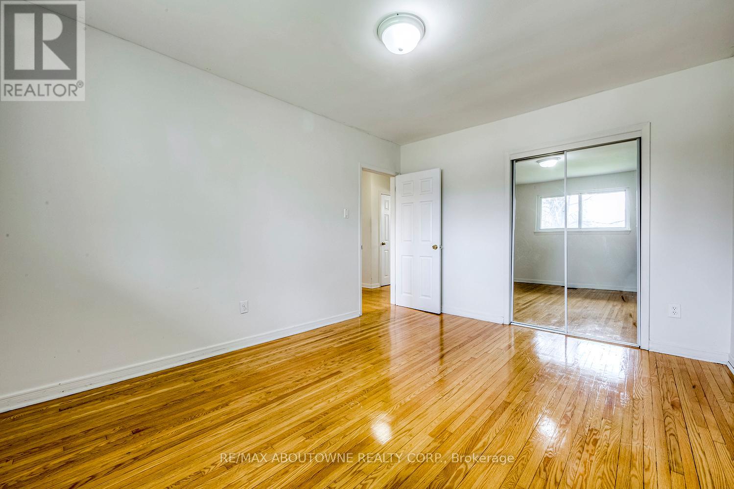 530 Lees Lane, Oakville, Ontario  L6L 4T4 - Photo 15 - W12456429