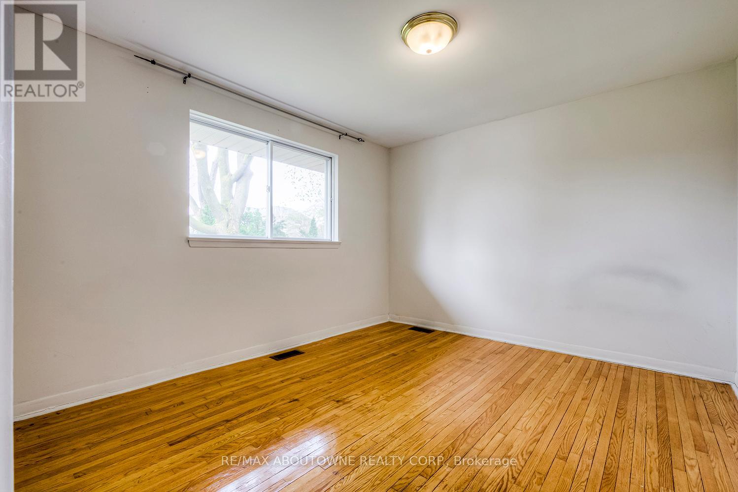 530 Lees Lane, Oakville, Ontario  L6L 4T4 - Photo 16 - W12456429