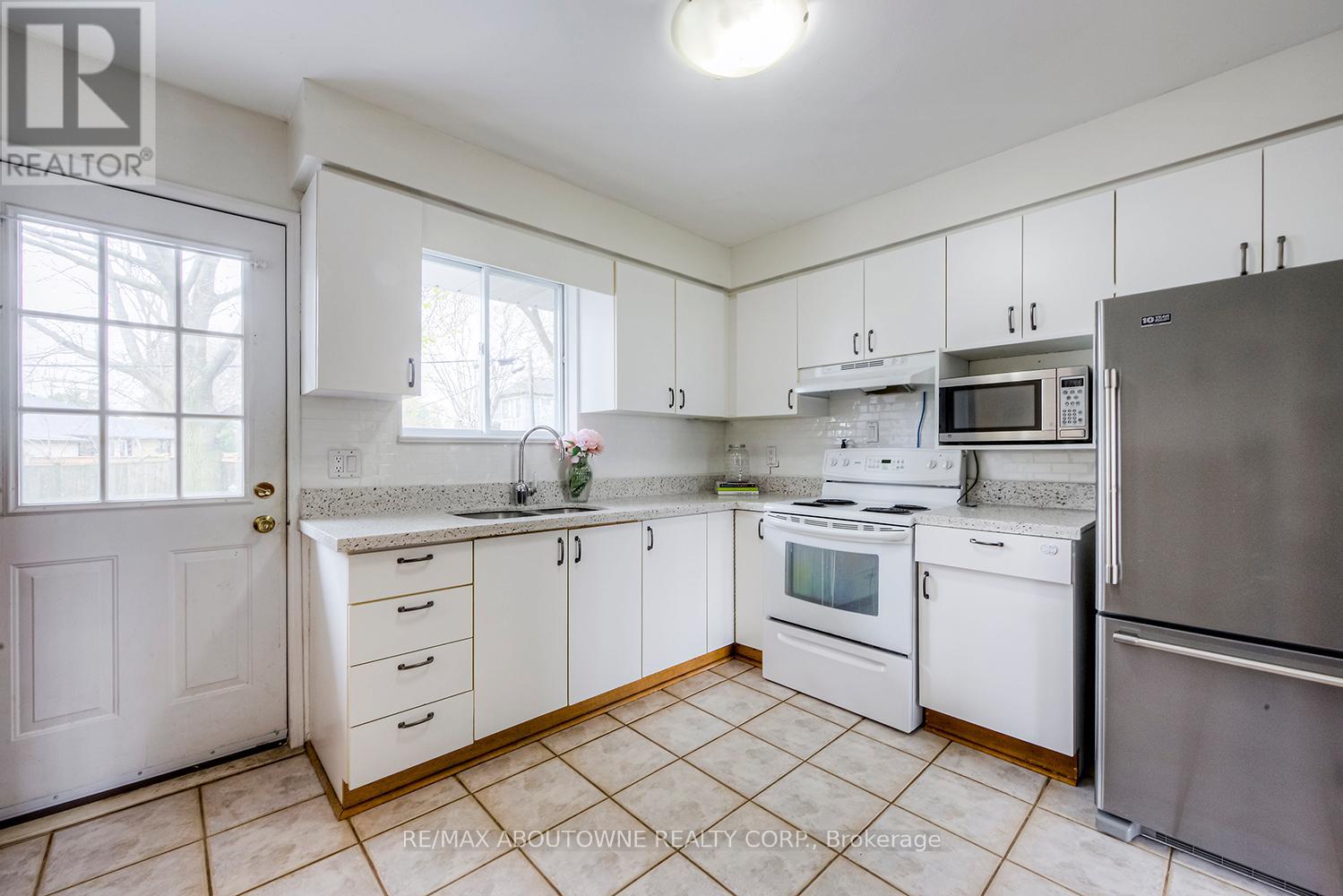 530 Lees Lane, Oakville, Ontario  L6L 4T4 - Photo 13 - W12456429