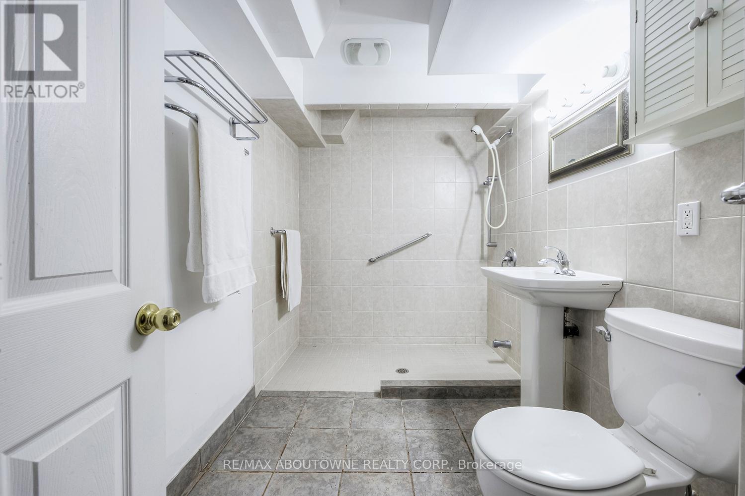 530 Lees Lane, Oakville, Ontario  L6L 4T4 - Photo 25 - W12456429