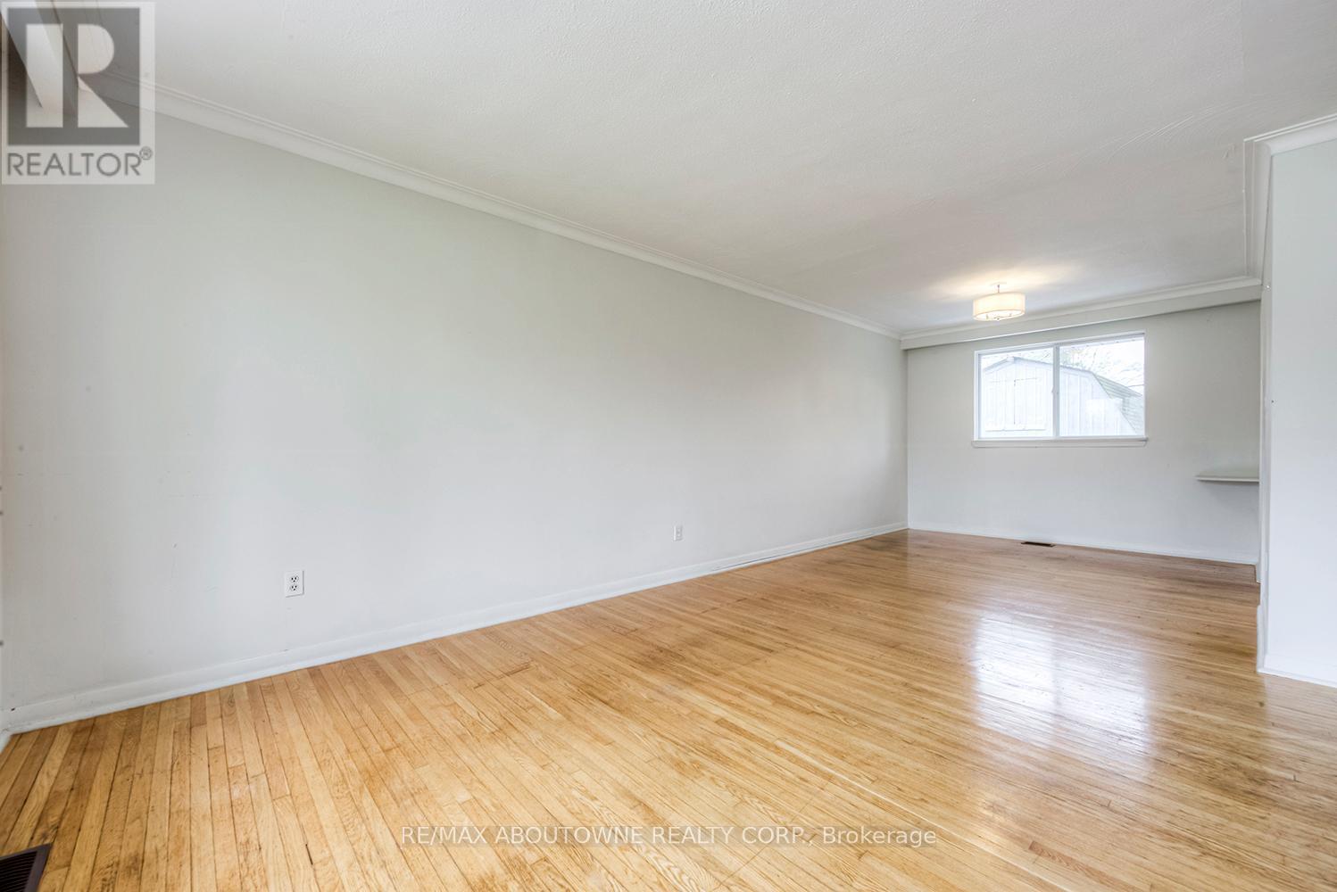 530 Lees Lane, Oakville, Ontario  L6L 4T4 - Photo 5 - W12456429