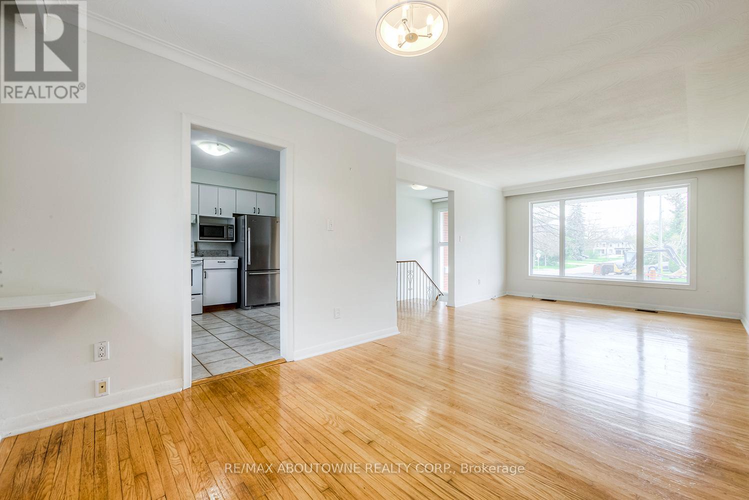 530 Lees Lane, Oakville, Ontario  L6L 4T4 - Photo 9 - W12456429