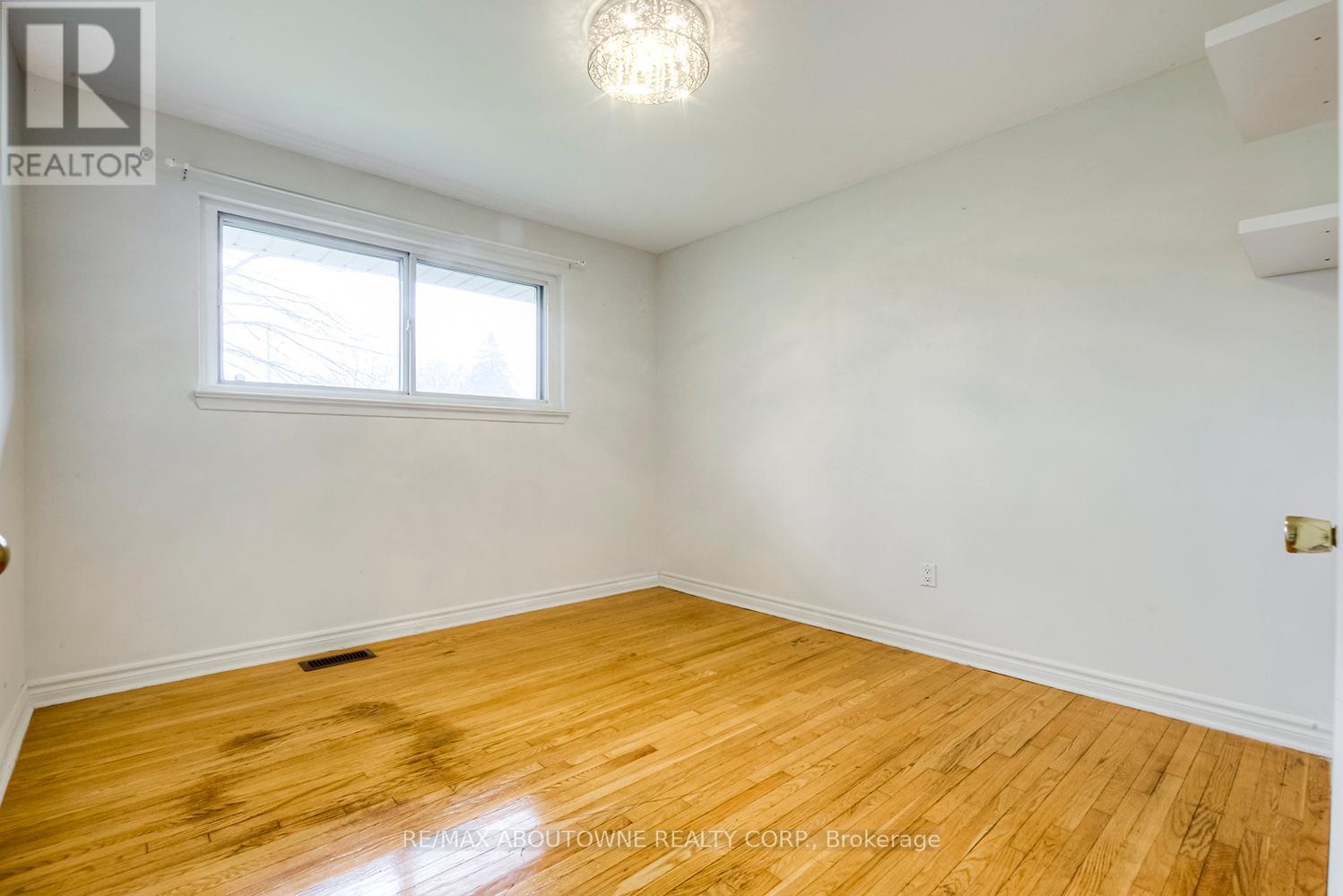 530 Lees Lane, Oakville, Ontario  L6L 4T4 - Photo 14 - W12456429