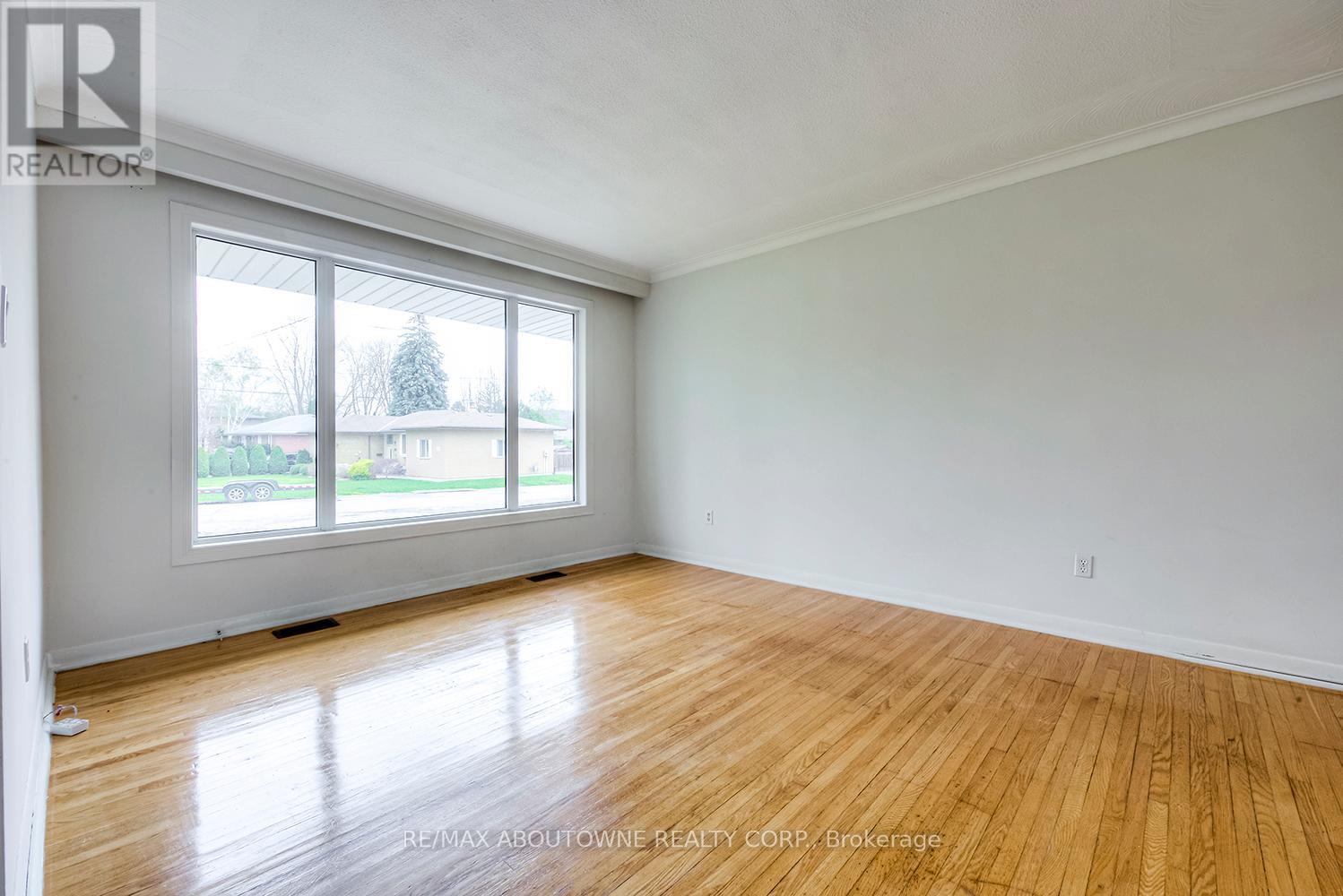 530 Lees Lane, Oakville, Ontario  L6L 4T4 - Photo 4 - W12456429