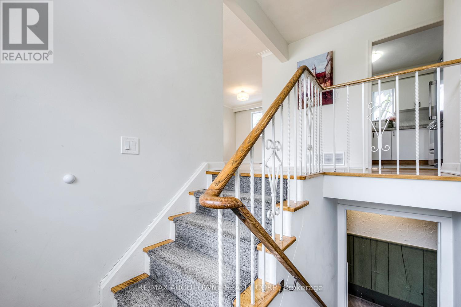 530 Lees Lane, Oakville, Ontario  L6L 4T4 - Photo 3 - W12456429