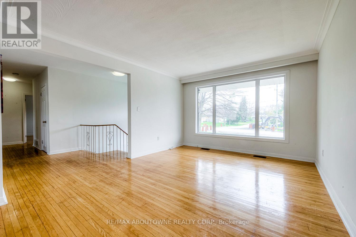 530 Lees Lane, Oakville, Ontario  L6L 4T4 - Photo 8 - W12456429