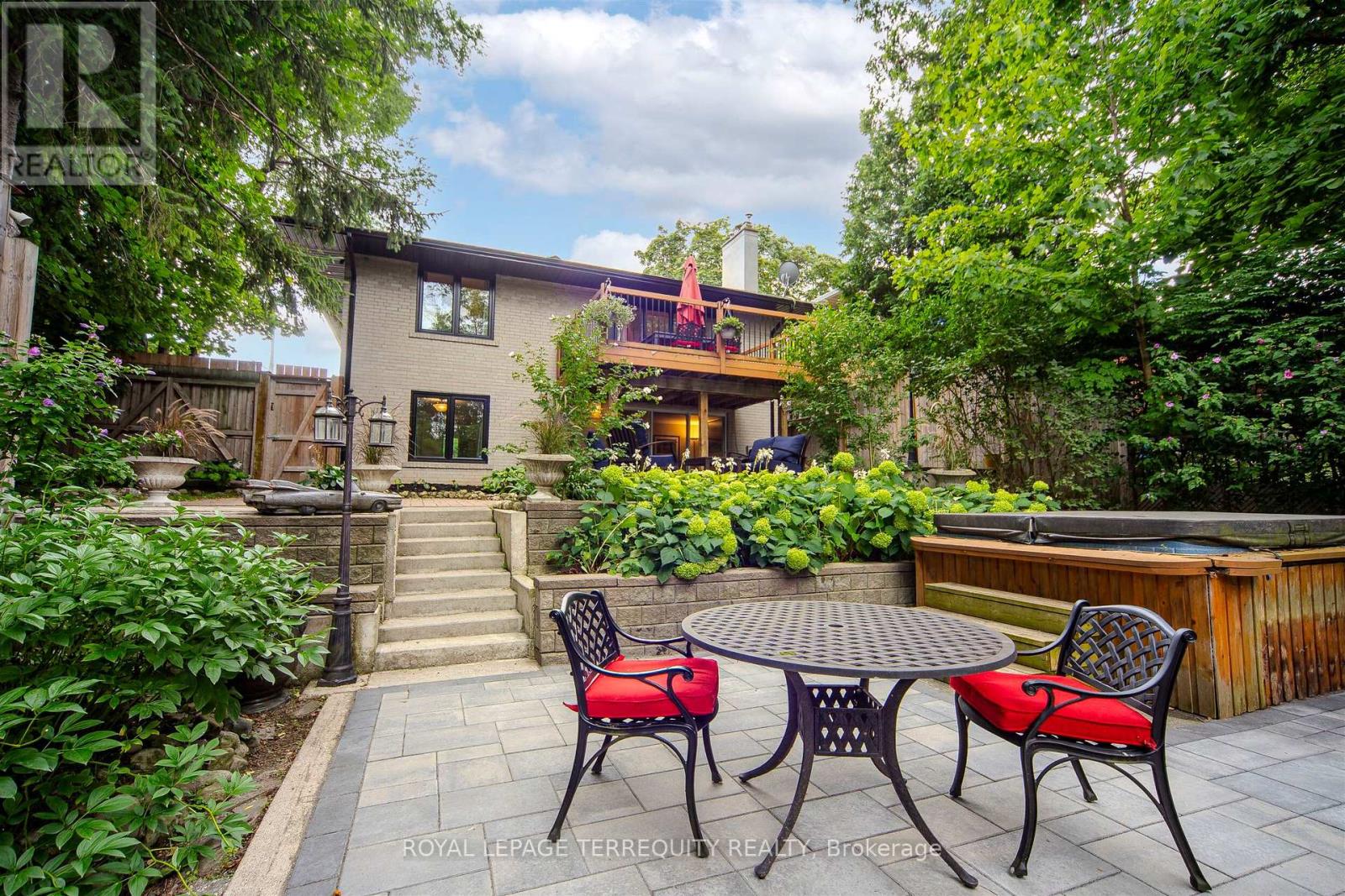 92 Saskatoon Drive, Toronto, Ontario  M9P 2G4 - Photo 39 - W12490210