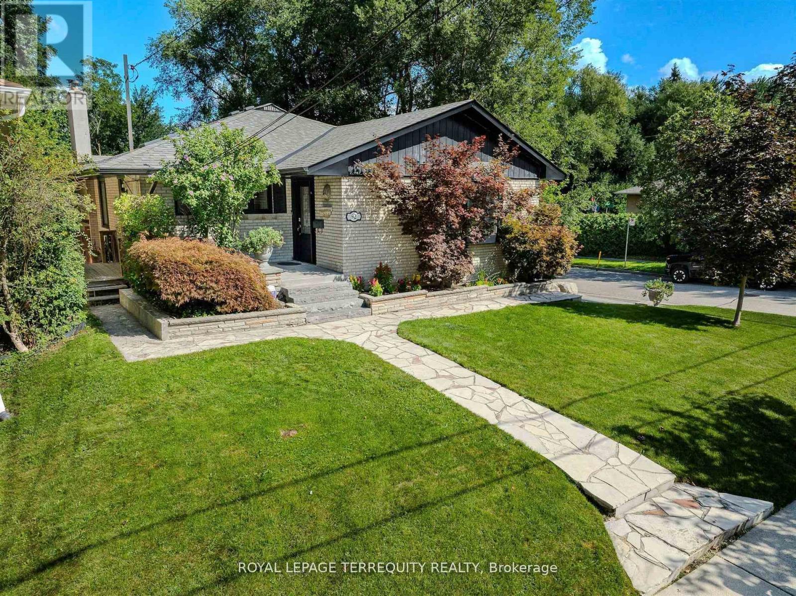 92 Saskatoon Drive, Toronto, Ontario  M9P 2G4 - Photo 5 - W12490210