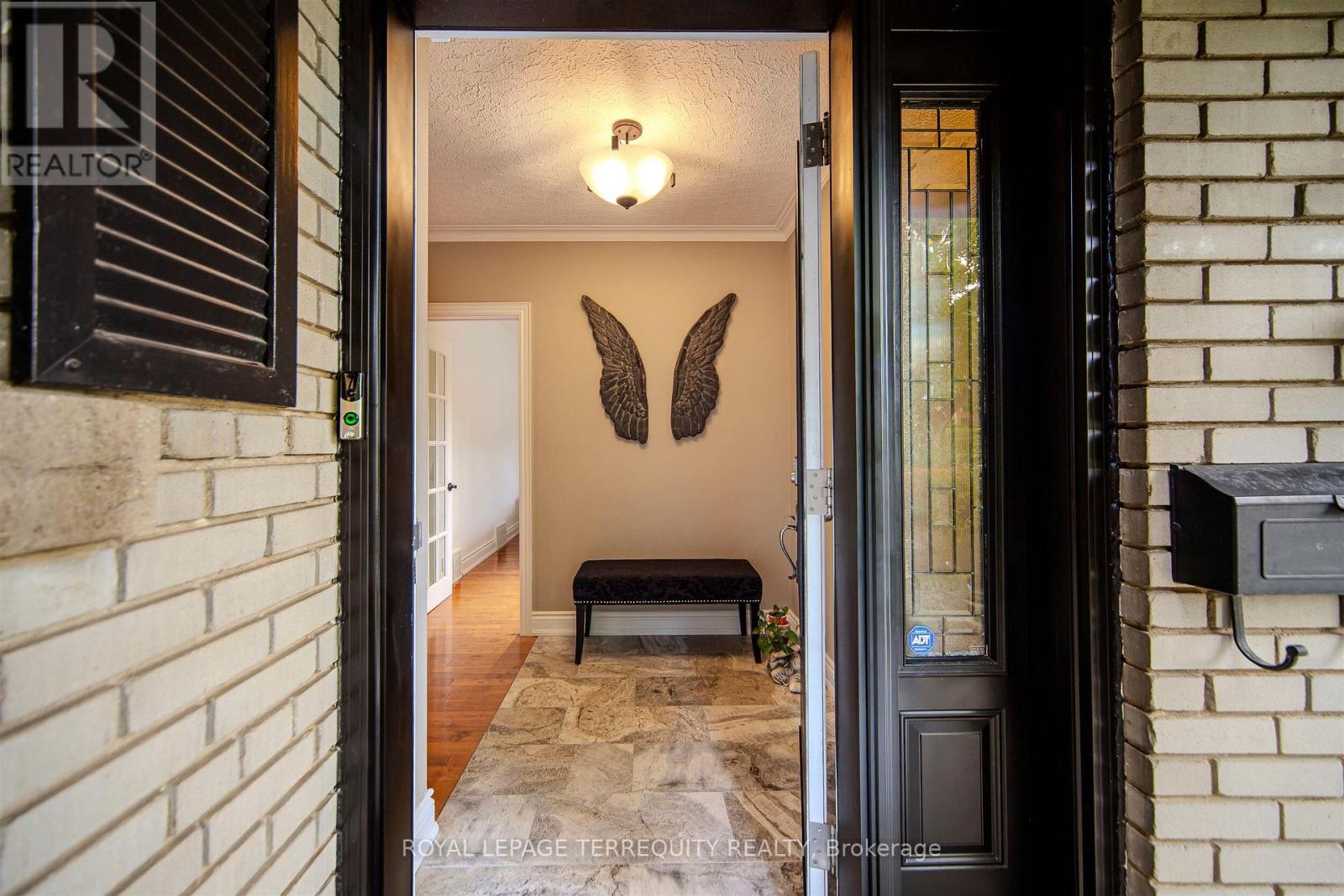 92 Saskatoon Drive, Toronto, Ontario  M9P 2G4 - Photo 10 - W12490210